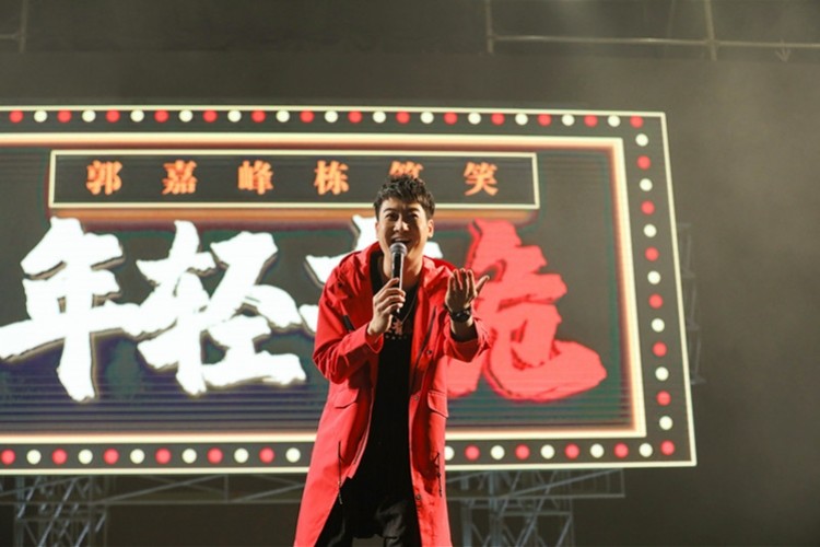 自编自演栋笃笑90后广州仔巡演6城观众笑到五官变形