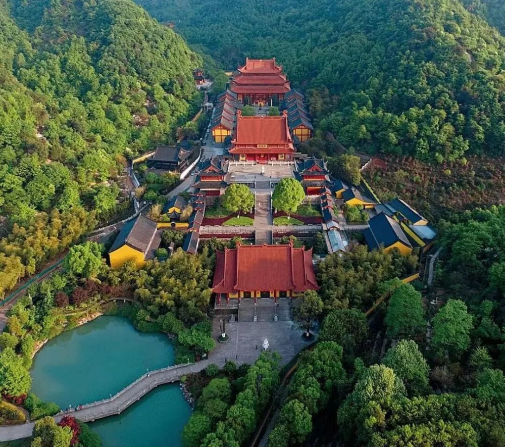 尔后,会稽山又为道家所好,成为中国唯一一个洞天福地并存之所,阳明洞