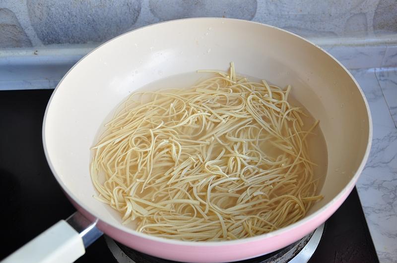 干豆腐不凉拌不炒,切成丝做碗汤,没有豆腥气,反倒很鲜香,不错