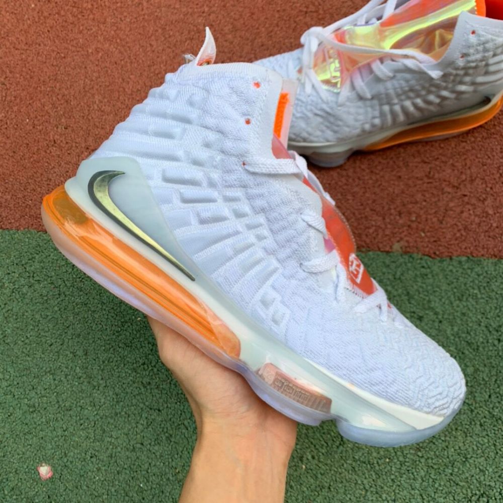 詹姆斯17代全方位细节测评全新科技配置相比lbj16代孰强孰弱