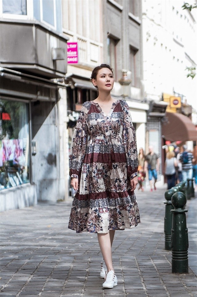 程莉莎难得和郭晓东走机场,穿仙女裙活泼而端庄,上衣却显老气