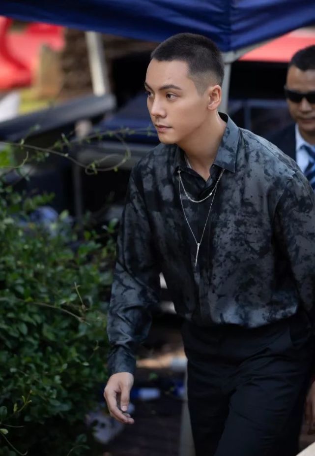 港仔陈伟霆本身就长得邪魅感十足,五官立体分明,不