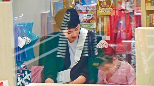 梁咏琪夫妇陪女儿商场买书 注重教育和陪伴 一家三口平淡却温馨 腾讯新闻
