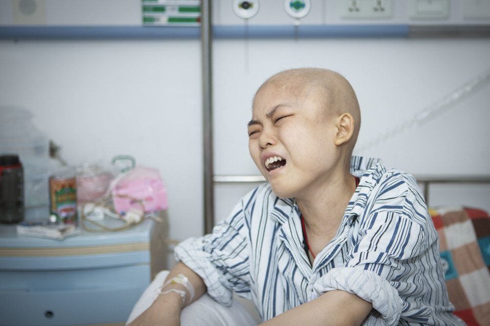 15岁花季少女被病痛折磨得满床打滚一天6支止疼针称生不如死