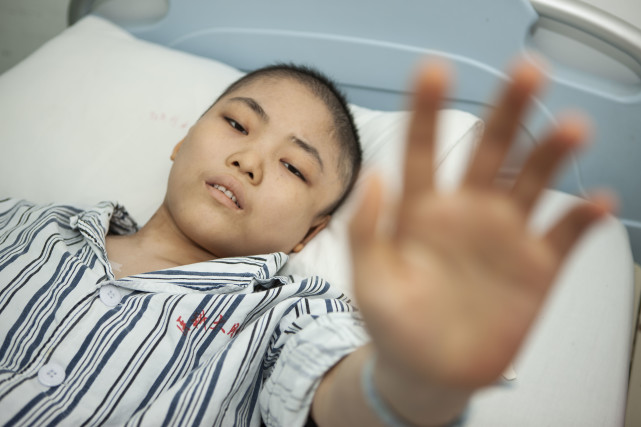 15岁花季少女被病痛折磨得满床打滚,一天6支止疼针称生不如死