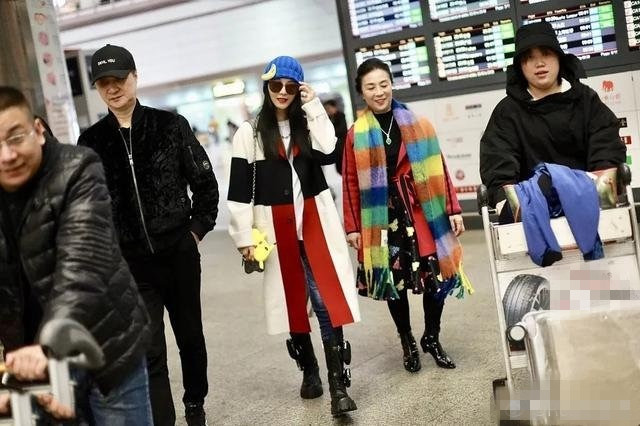 低头不好意思,范冰冰一脸低沉不自然的笑