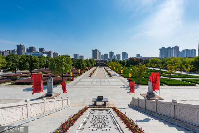 《三国演义》是如此描述刘备这个人物:"榜文行到涿县,引出涿县中一个