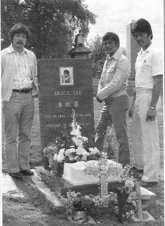 李小龙弟子木村武之 过得穷困潦倒 却始终在为师父守墓 腾讯新闻