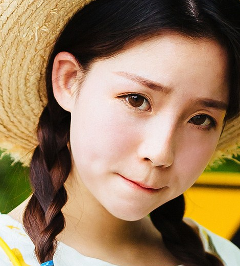 初夏女生抿嘴卖萌,展现俏美淑女范