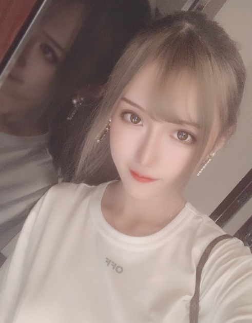 腐团儿在晒自拍故意吐舌头,原来是因为这个,知道真相后粉丝一致好评.