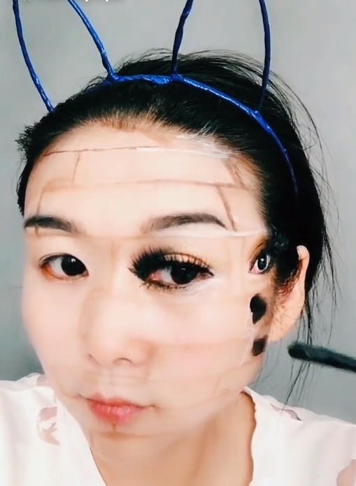 美术生脸上画"错位妆",开头:没啥感觉,看到成品被吓一跳!