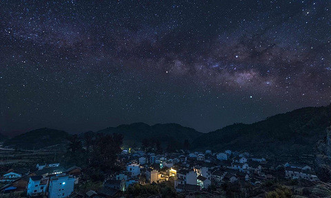 夜深人靜,送你一片美麗星空.