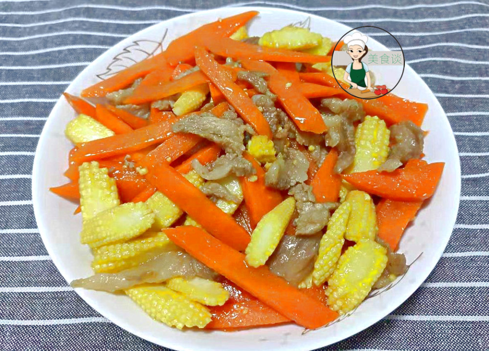 出锅装盘即可上桌享用,这样一道家常版的:胡萝卜玉米笋炒肉就做好啦.