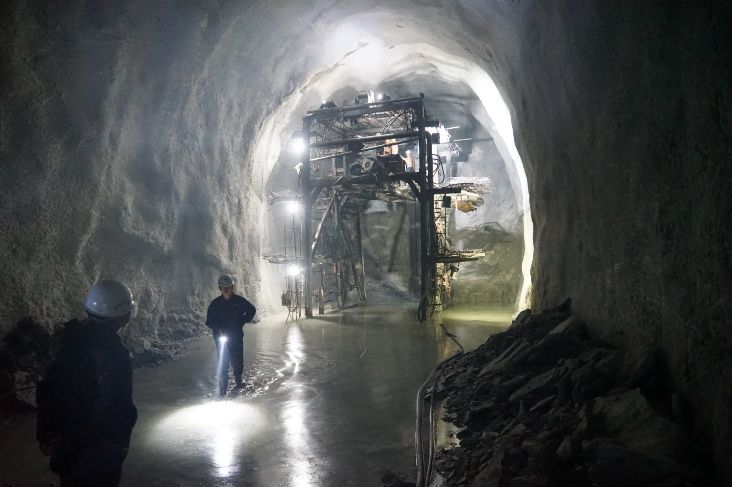 走在洞内,可以看到隧道边墙,拱腰及顶上一块块 比脸盆还大的"疤痕"不