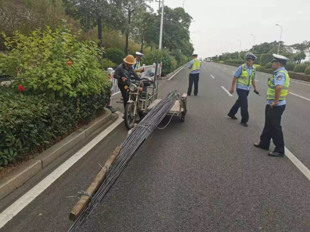 的长度超过了车辆长度的三倍以上 且只用细铁丝简单捆扎和一条绳索