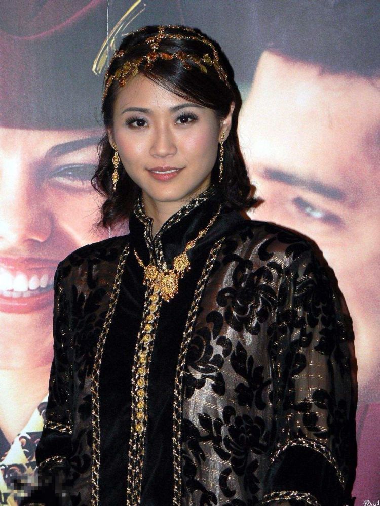 女星刘绰琪穿衬衣裙打扮"精致",但腿上的皱纹和颈纹暴露年龄