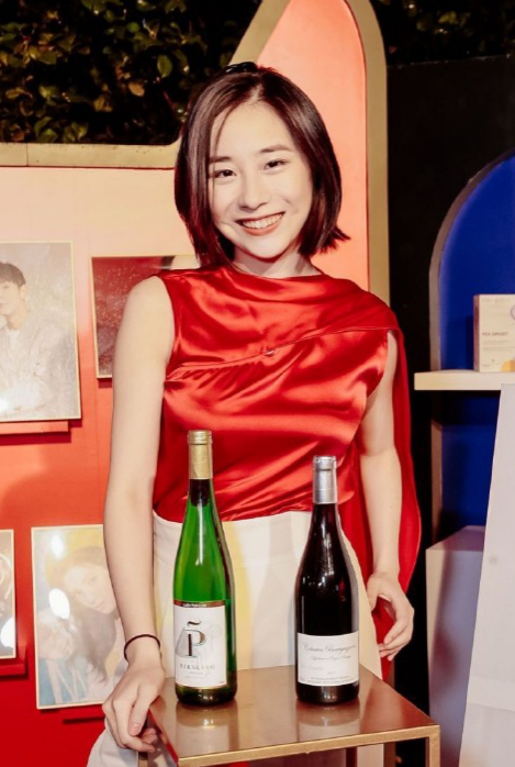 醉鹅娘王胜寒醉鹅娘王胜寒是90后,学过历史学过葡萄酒,早年留学时就凭