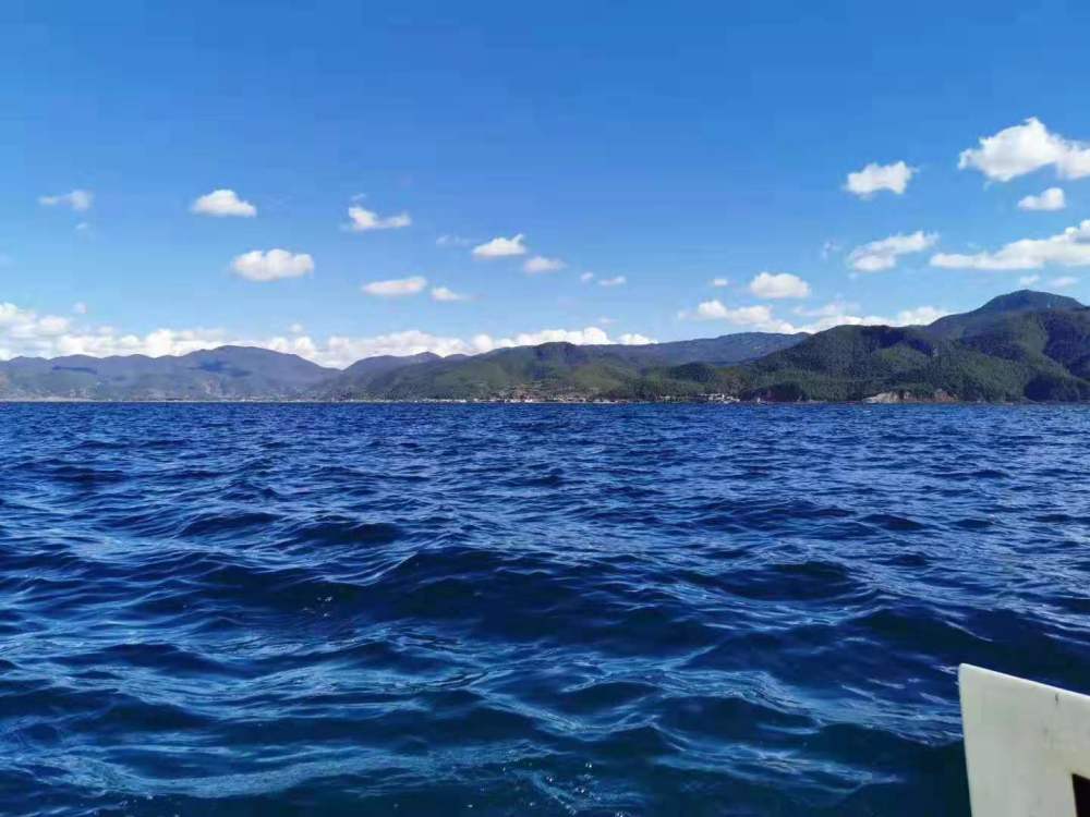 泸沽湖或如绿色的翡翠或如蓝色的水晶空灵的让人忘忧