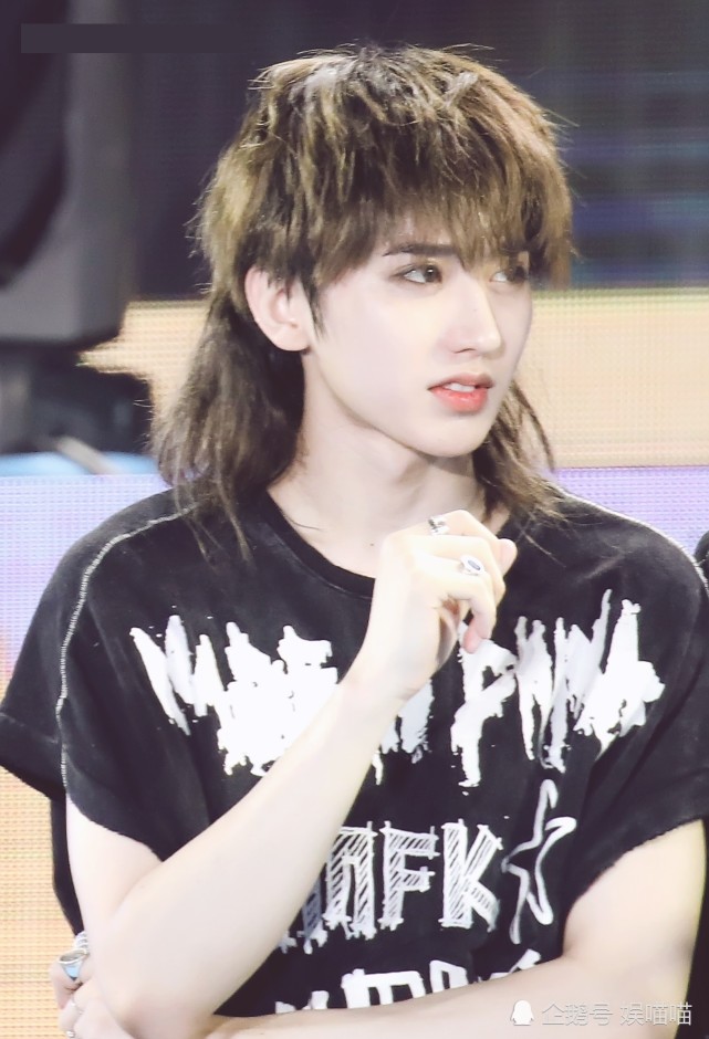 npc的成员蔡徐坤,范丞丞,黄明昊都受覃俊毅影响留过这种发型,可是他们