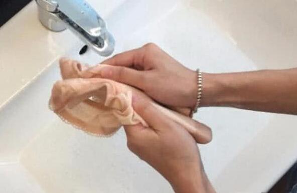 通常我们在清洗的时候,是很难将这些物质清洗干净,导致内裤上面会有