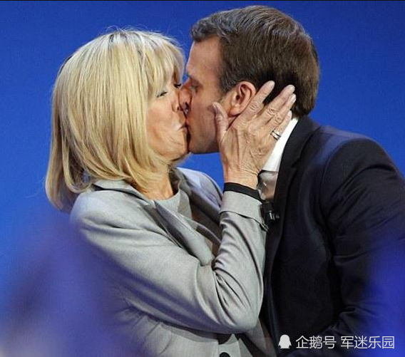 都嫌马克龙妻子年纪大,看看两人都年轻时有多