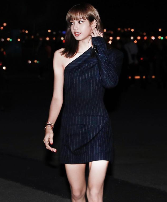 lisa真乃人间尤物,穿斜肩西装裙大秀"直角肩",美成精灵芭比!