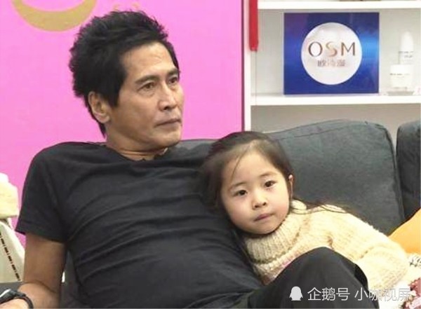 方美芳是齐秦的第一任女友,是早期也是一名歌手,21岁时与齐秦相恋,但