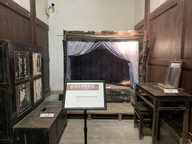 94岁退役军人带勋章参观江津聂荣臻故居为老前辈致敬