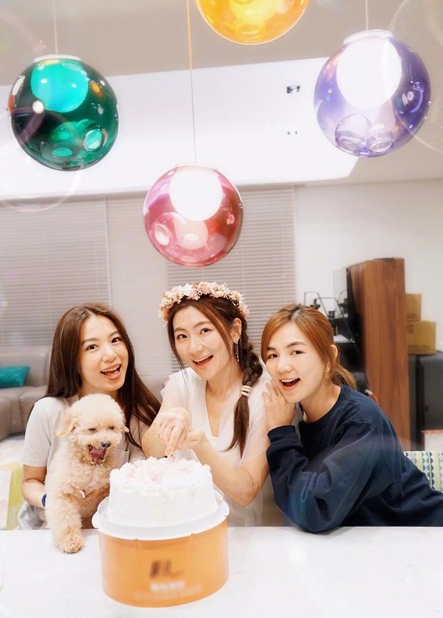 10月31日是selina的生日,记得去年hebe和ella都一起来给好姐妹庆祝