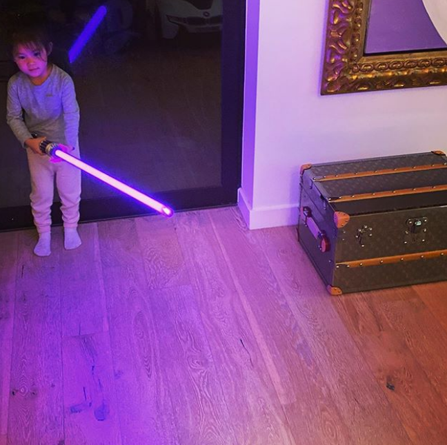 陈冠希又晒娃了!alaia手执光剑化身女战士,老爸这句话暴露她真实性格