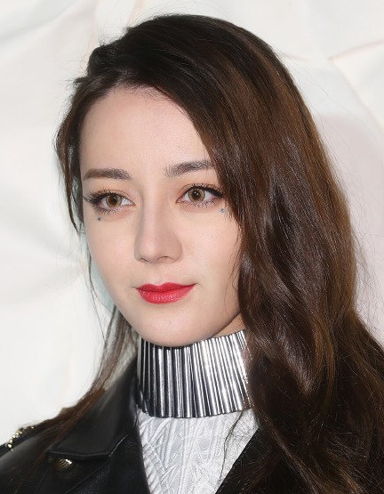 迪丽热巴泪痣妆火了,韩网生图下比人偶还美丽,却被说僵硬如蜡像