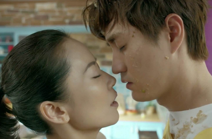 影视剧中为何"吻戏"只拍上半身?摄影师原画面曝光,网友:说好的真诚呢?