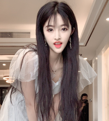 次惑小仙女被网暴不敢去学校,还说自己已退学,开直播状态令人担忧