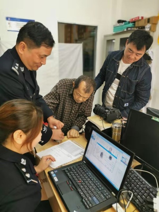 正在进行指纹比对