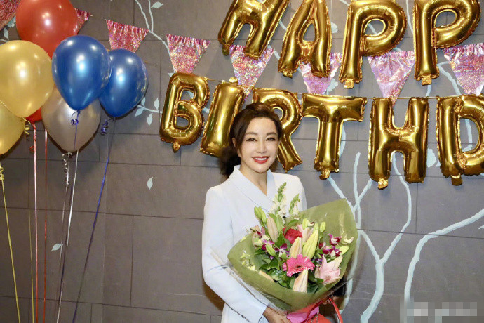 67岁刘晓庆办热闹生日宴捧花灿笑气质优雅丝毫不显年纪