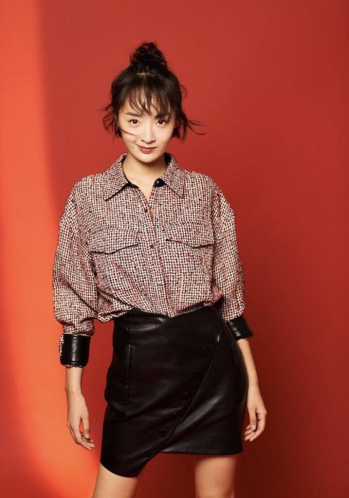 孙铱越来越会穿卫衣搭配衬衫现身机场大长腿太吸睛