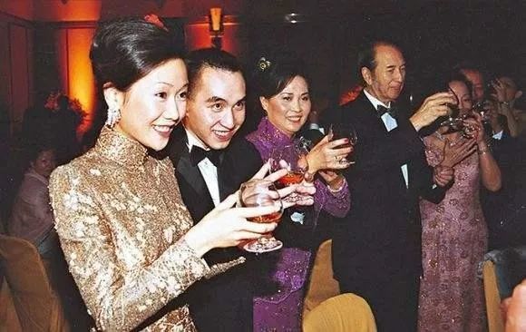 虽然二人生下的是一个女儿何开梓,但何猷龙也从来不催促妻子为了生