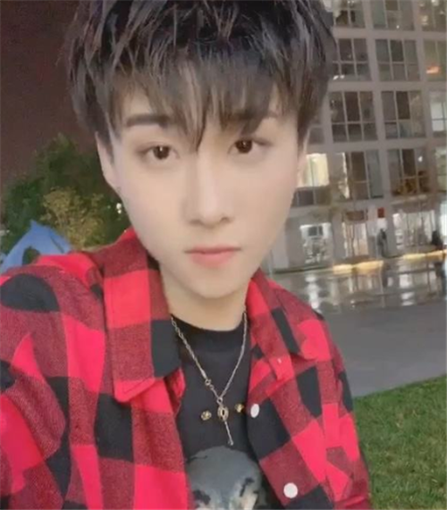 王乐乐在北京上学,与套路璐处于异地状态,发动态也与她无关