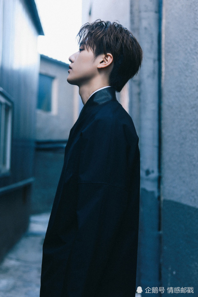 焉栩嘉深秋复古穿搭,黑衣国风少年,侧颜杀优雅帅气