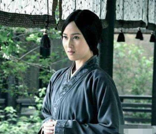 刘备睡觉时有一怪癖,让甘夫人非常生气,并大骂他不务正业!_腾讯新闻