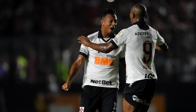 瓜林和队友庆祝进球