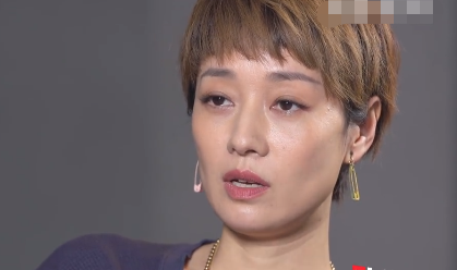 在马伊琍的回应中,表情一直是着略带疲态是神情,完全没有露出