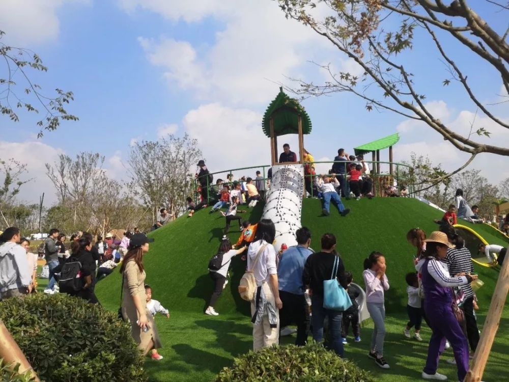 自從奉賢泡泡公園開園以來 迎來了眾多奉賢人民來此遊玩, 環境優美