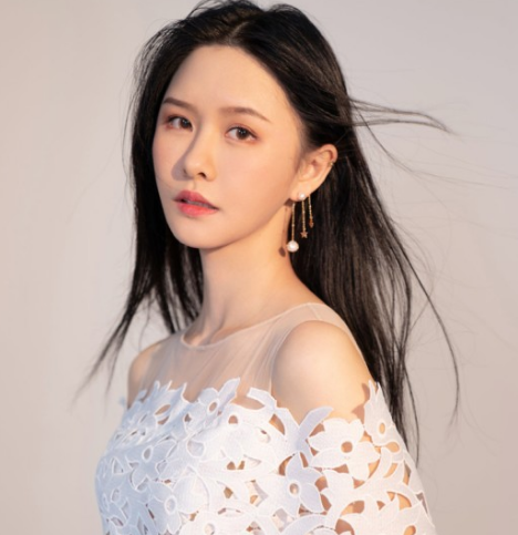 斗鱼新一姐阿冷登上男人,人气不输冯提莫,勇敢做自己的女生最美