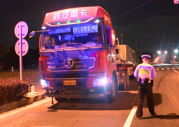8辆半挂车凌晨严重超载被金山警方拦截 有司机弃车逃跑
