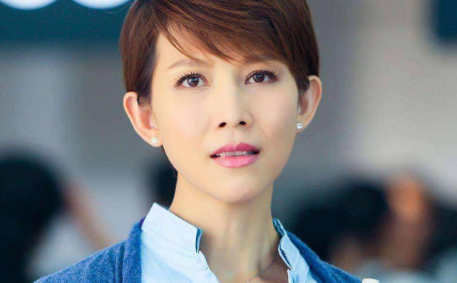 同样是"高龄孕妇",46岁蔡少芬在家养胎,40岁章子怡却忙于工作