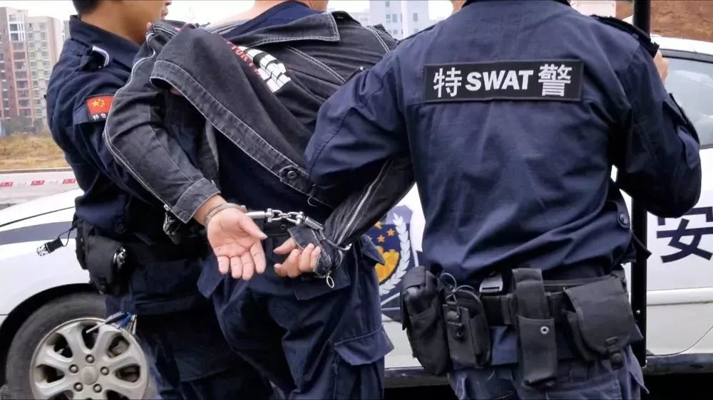 邵阳一学校门口惊现歹徒持刀追赶学生?网友:小心被踹