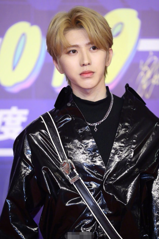 范丞丞说蔡徐坤不容易,他的音乐作品是一个标