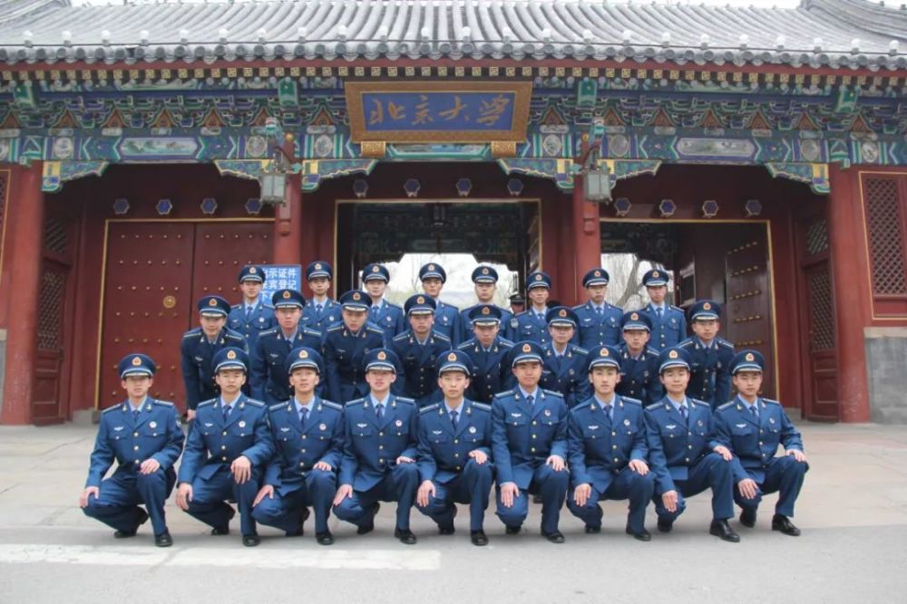 学生走进清华园,与仰慕已久的空军"双学籍"飞行学员面对面进行了一次
