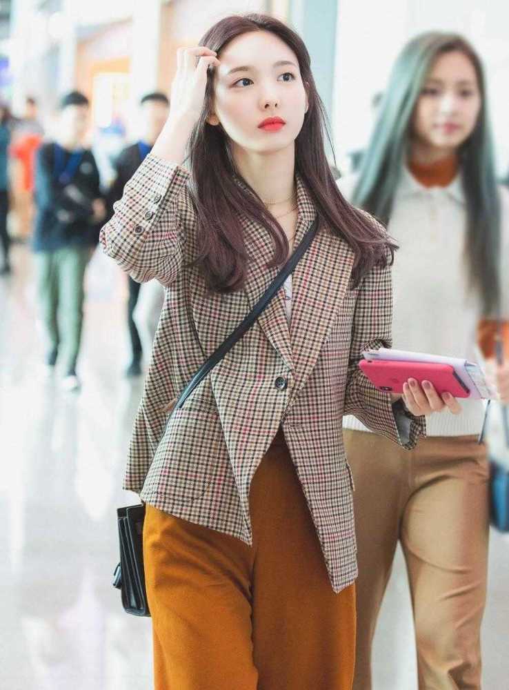 twice成员林娜琏气质超高穿格子西服搭配黄色阔腿穿出御姐范